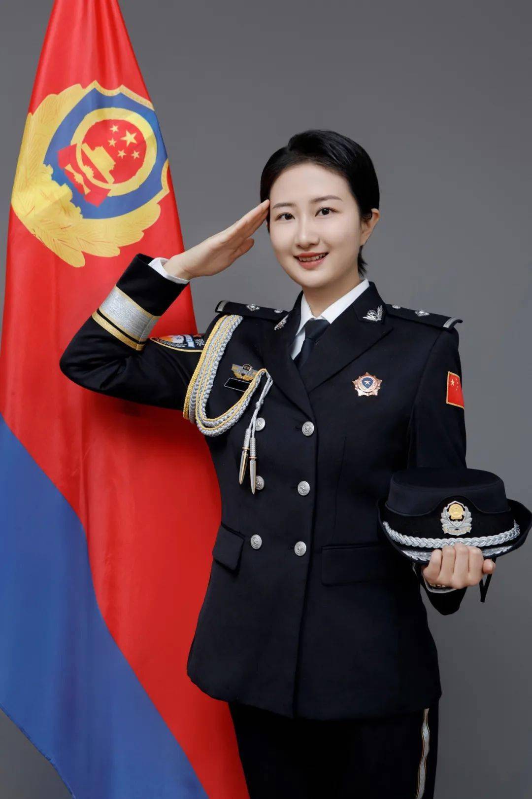 我与警旗同框 定格最美"警"色_人民_正义_警徽