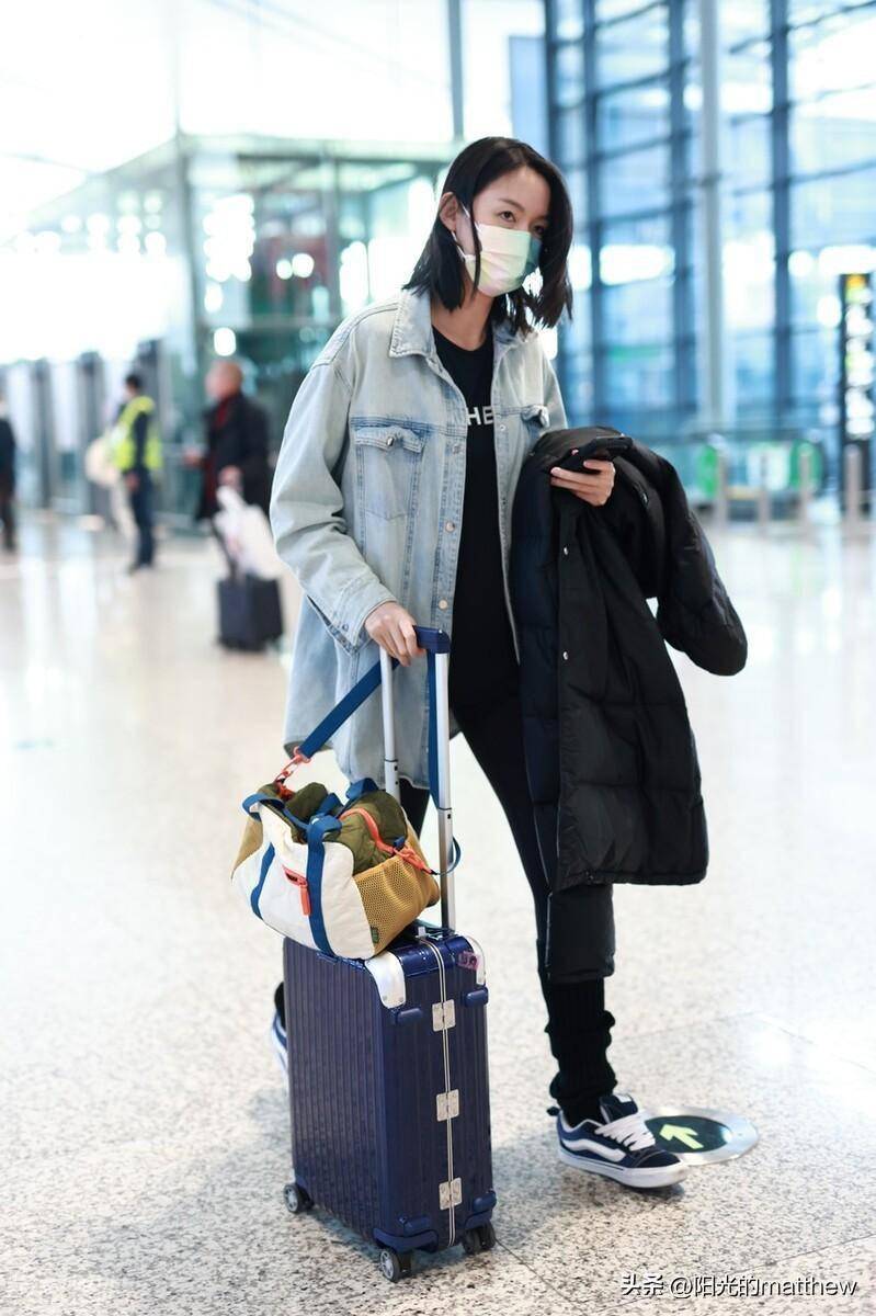 街拍:张梓琳牛仔衬衫 黑色紧身长裤 黑色羽绒服低调十足_上海_机场