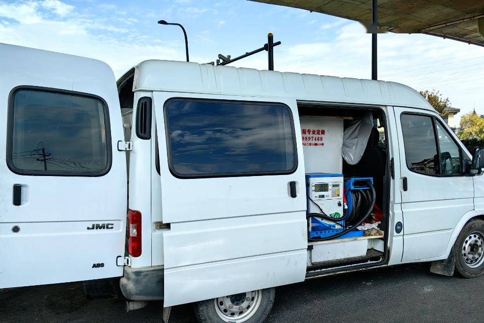 面包车变身"加油车",危险又违法!