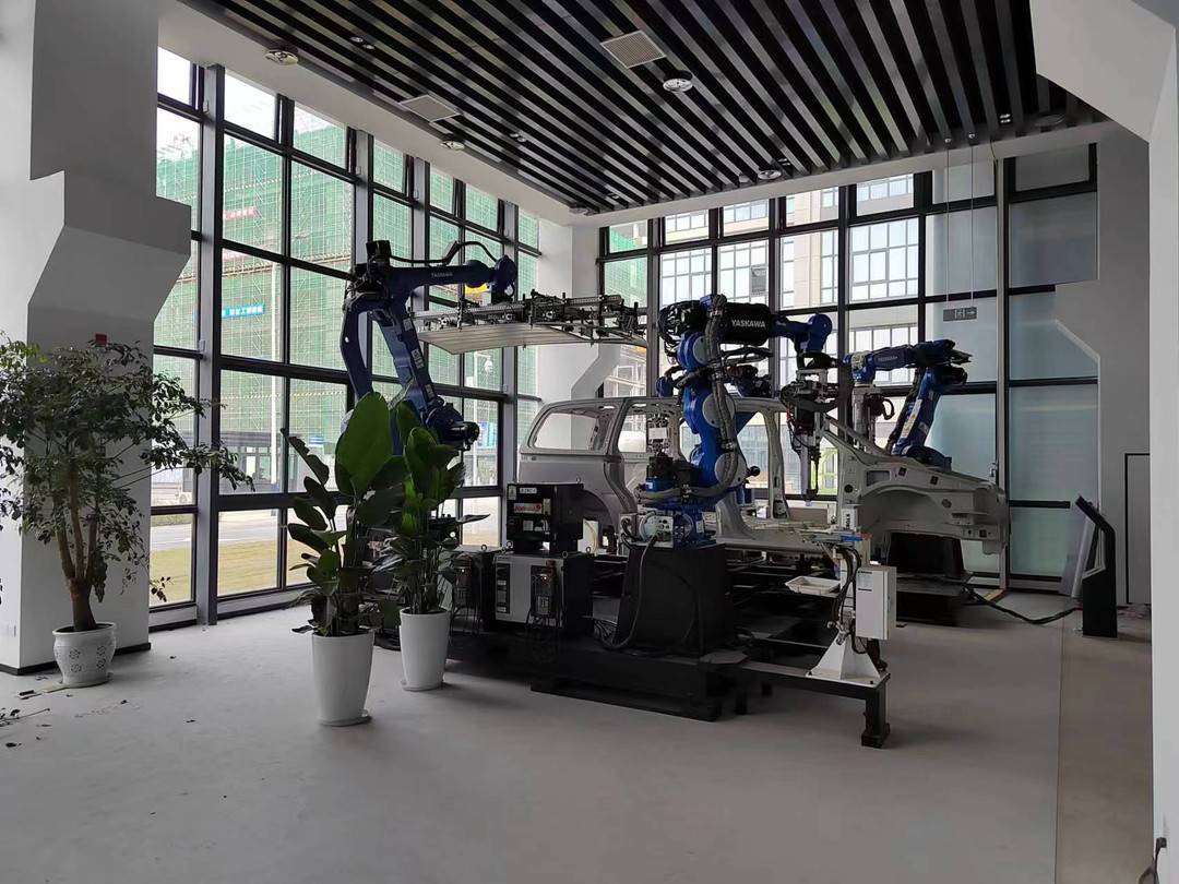 由成华城投和创新奇智集团联合打造运营,它以"机器人 "应用行动实施