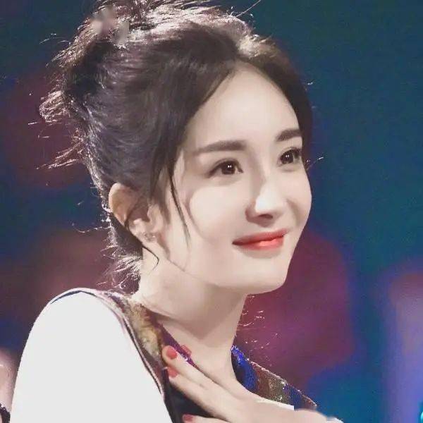 所以也就有了双眼皮贴,美瞳,眼线等美妆用品