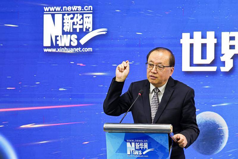 图为宁夏大学中国阿拉伯国家研究院院长李绍先在进行主题演讲.