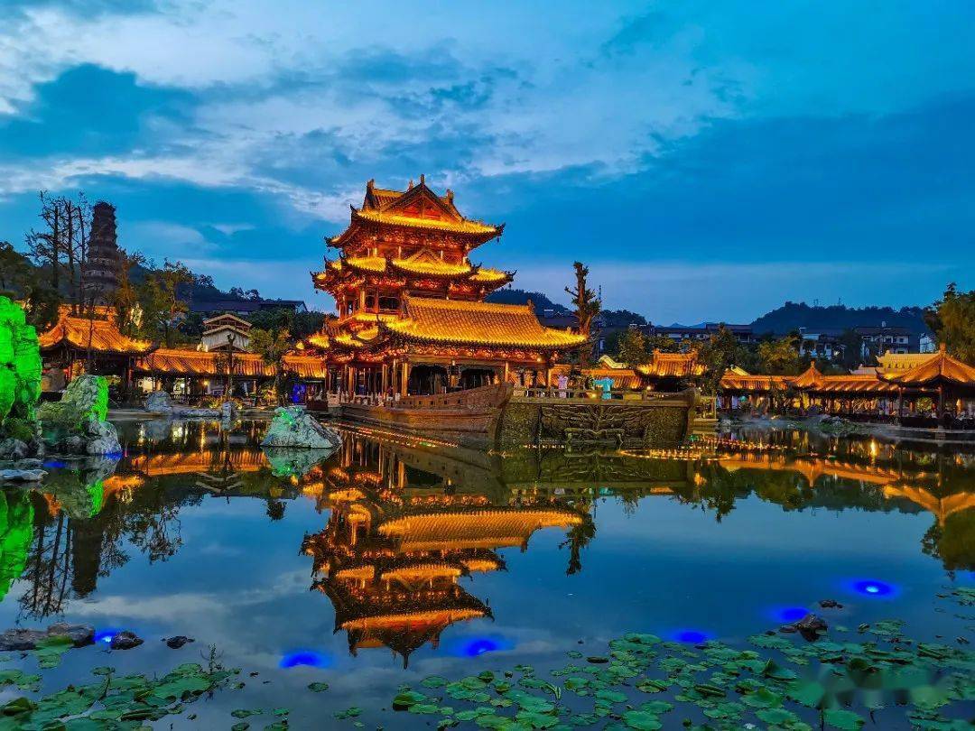 诸葛街是国家aaa级旅游景区,位于勉县武侯镇,南依汉江,北靠秦岭,与