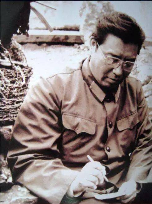 在偏僻的新疆,青年李双江在为牧民唱歌远离这个是非之事.