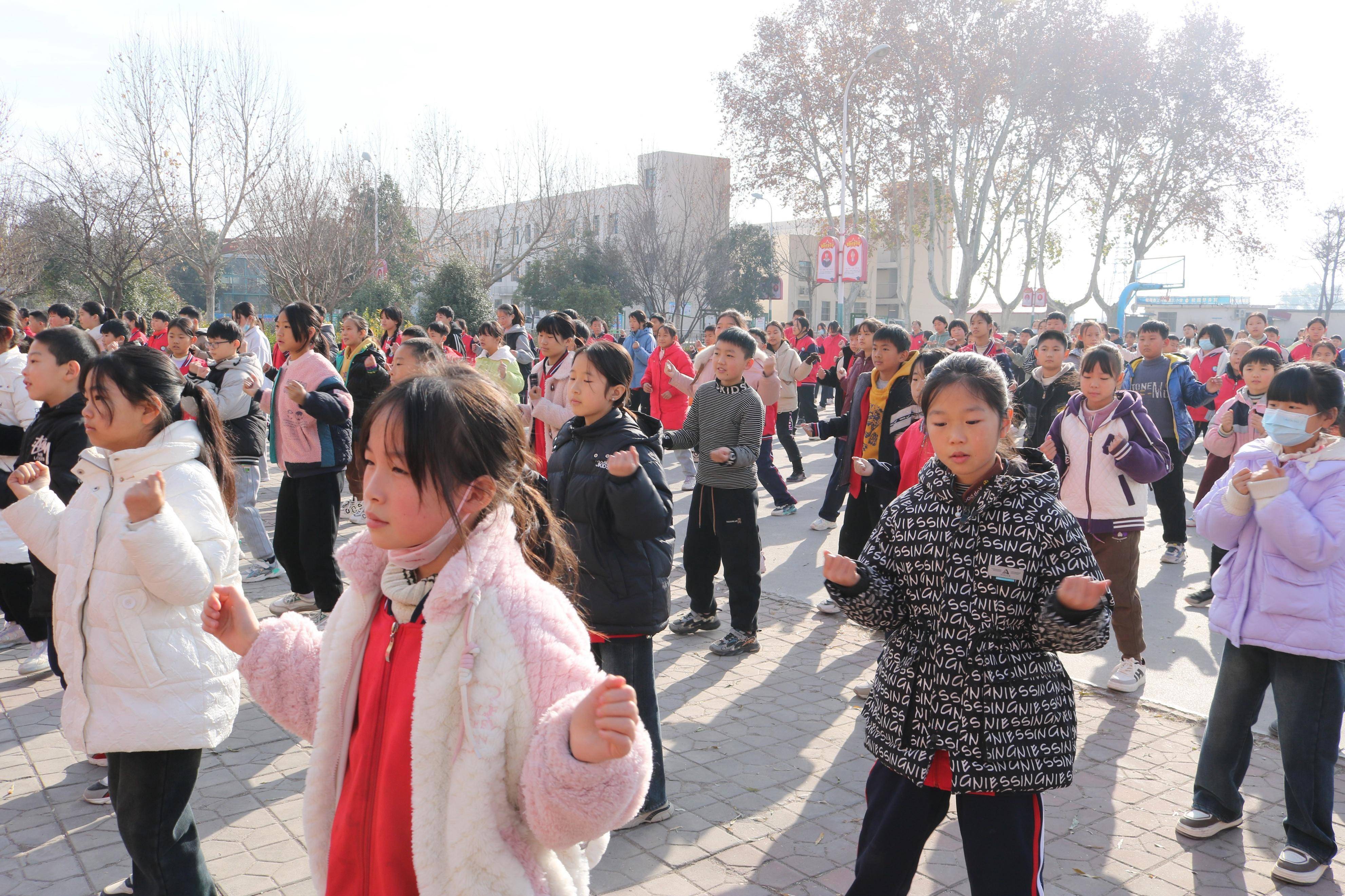 在城關鄉實驗小學分別開展蒙匯教育,翰墨齋書畫電子琴,繪畫,創編操等