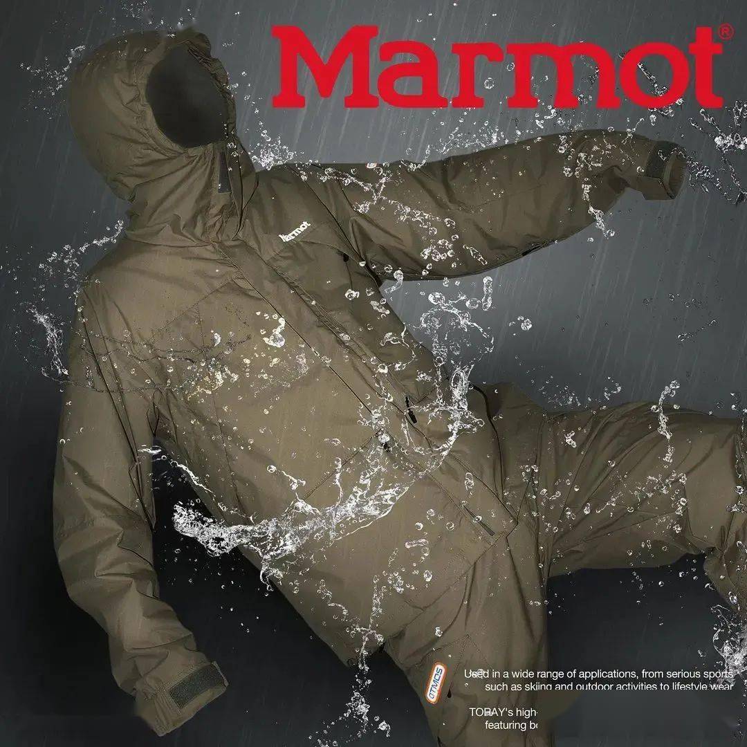 单品,将山地派克大衣和工装运动裤进行升华,将经典设计的服饰轮廓辅以