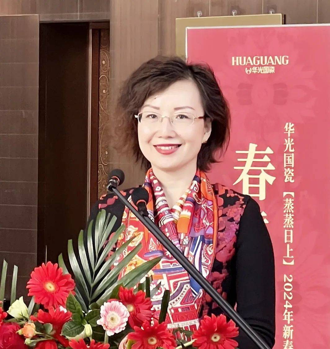 她介绍,华光国瓷自2021年开始每年推出《蒸蒸日上