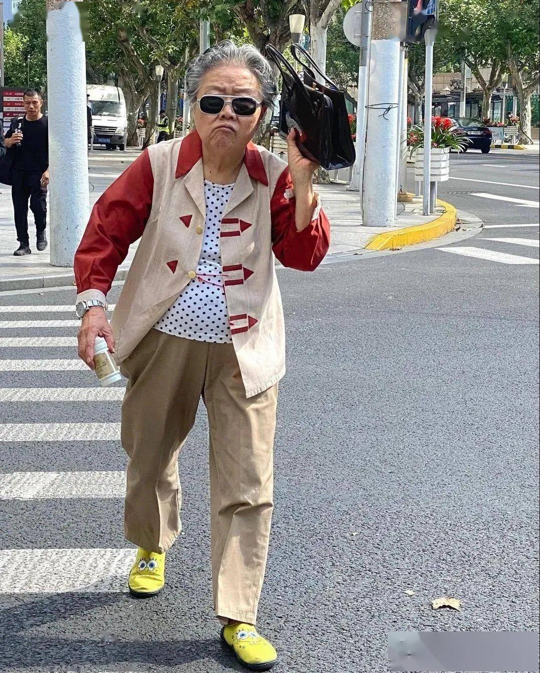 街拍 上海时尚老年人的穿搭 干净 整洁 体面 得体