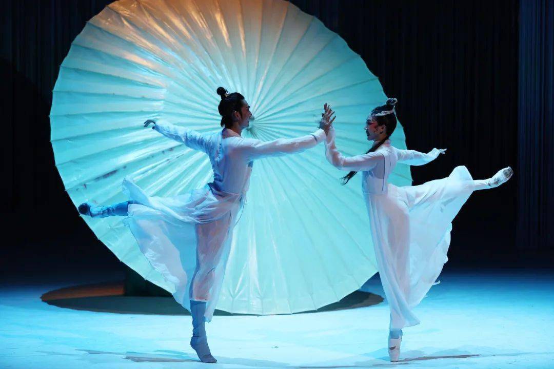 中国家喻户晓的经典传奇故事结合当芭蕾的优雅浪漫与广州芭蕾舞剧院的