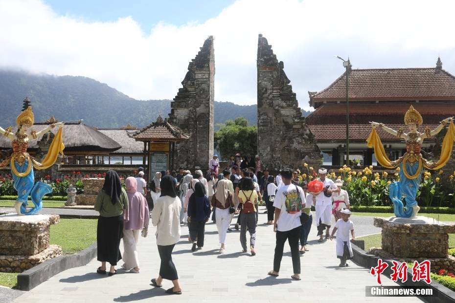 印尼巴厘岛水神庙吸引游客