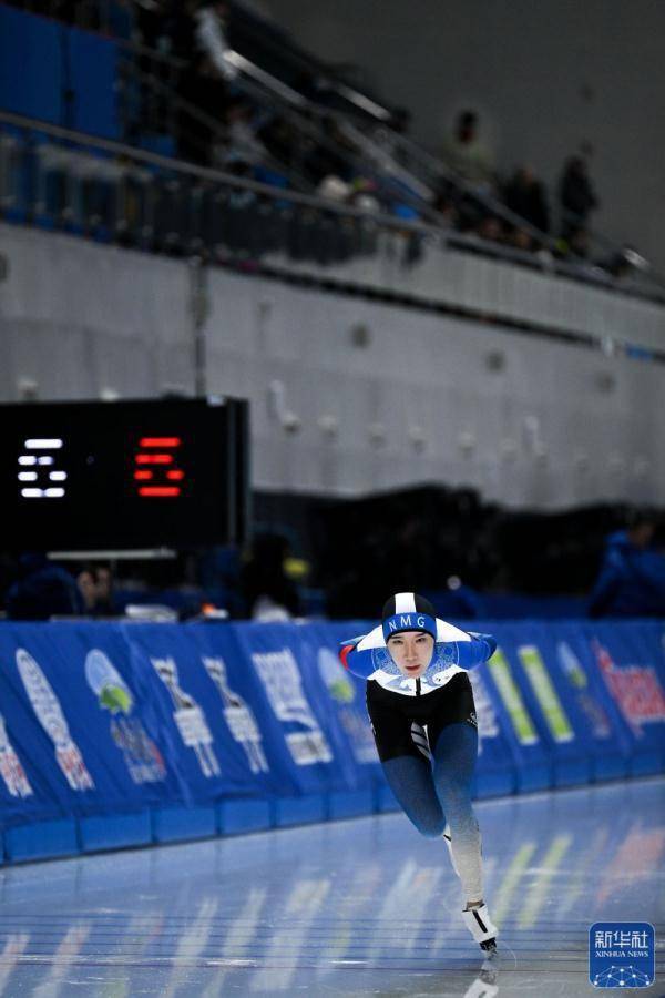 天津队选手杨滨瑜在比赛中冲刺.↑河北队选手黄余琳在比赛中.