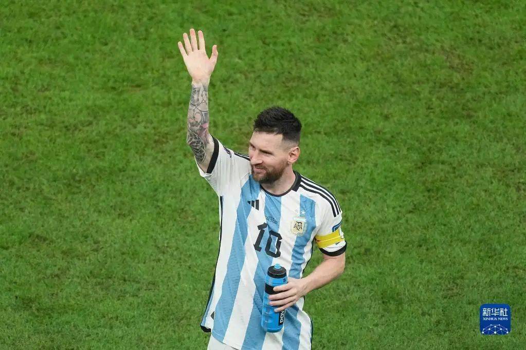 梅西第八次当选世界足球先生_哈兰德_年度_国际足联