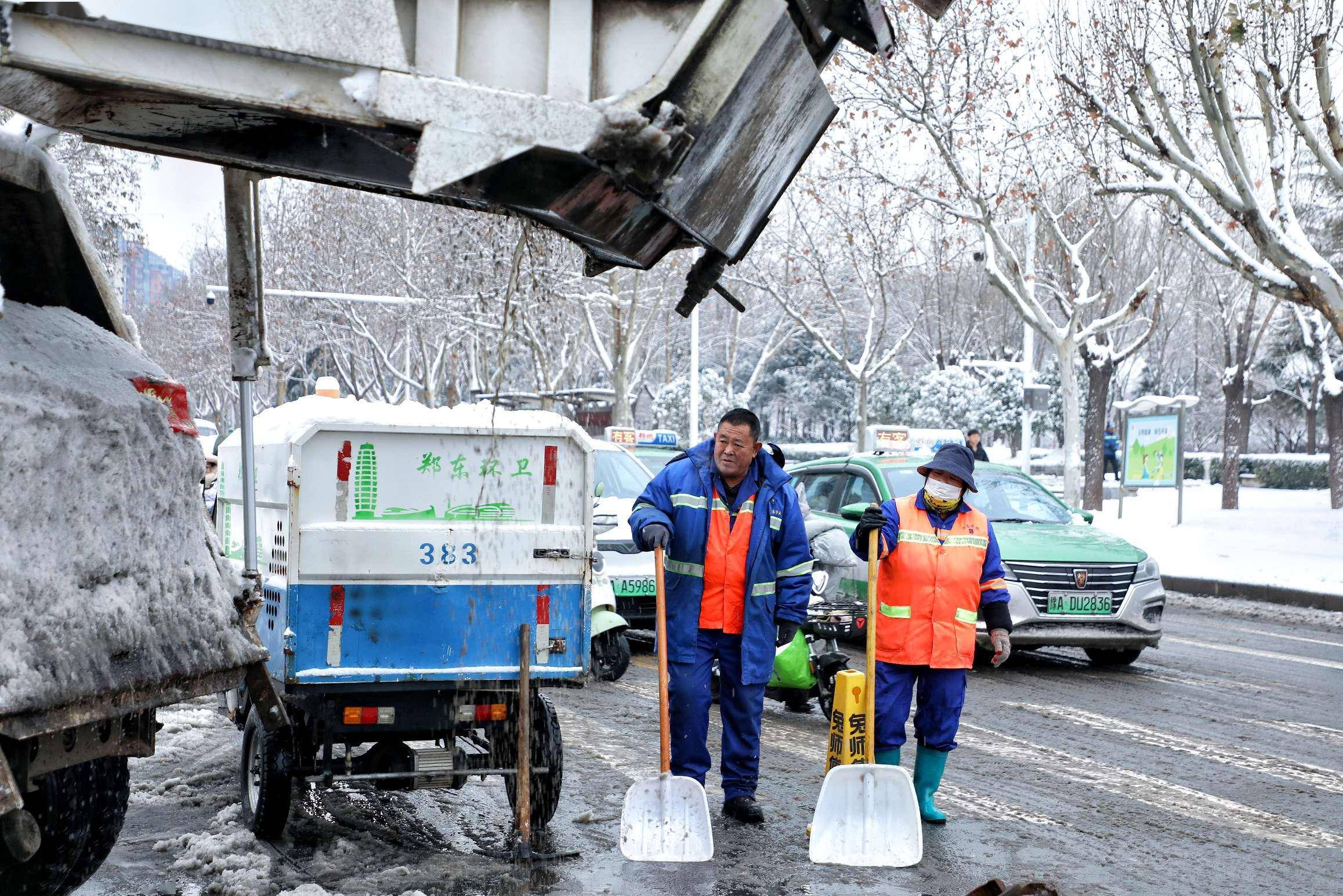 环卫工人除雪美篇图片