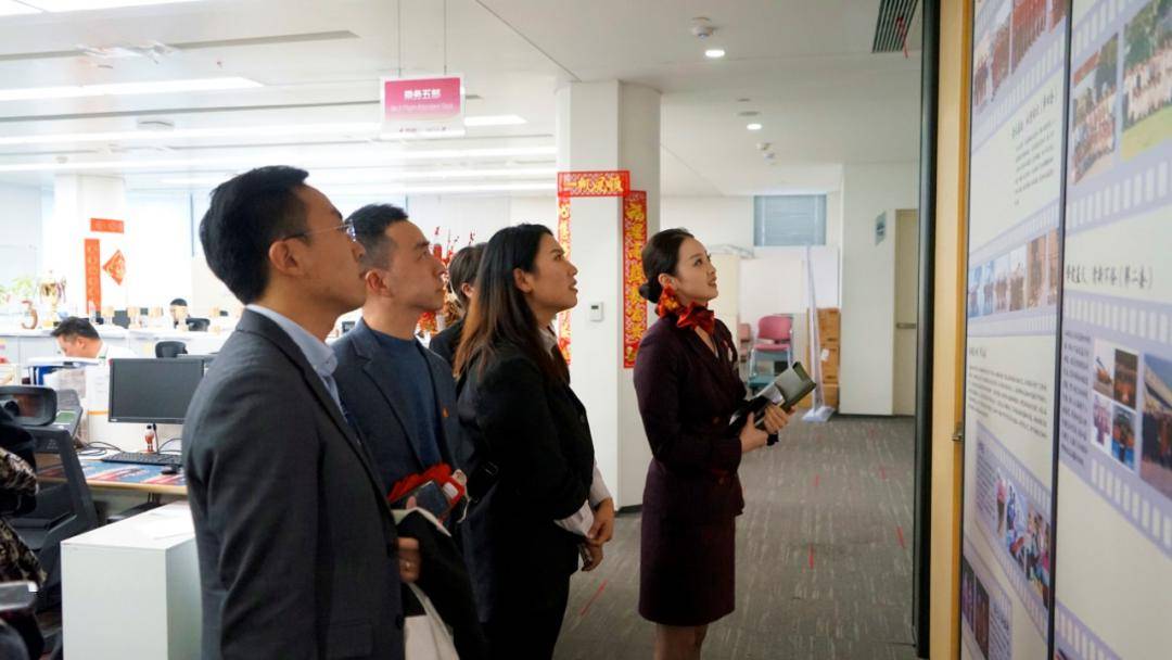 上航劳模和青年创新工作室(东航之家南区各处)★(南区1f发动机前合影)