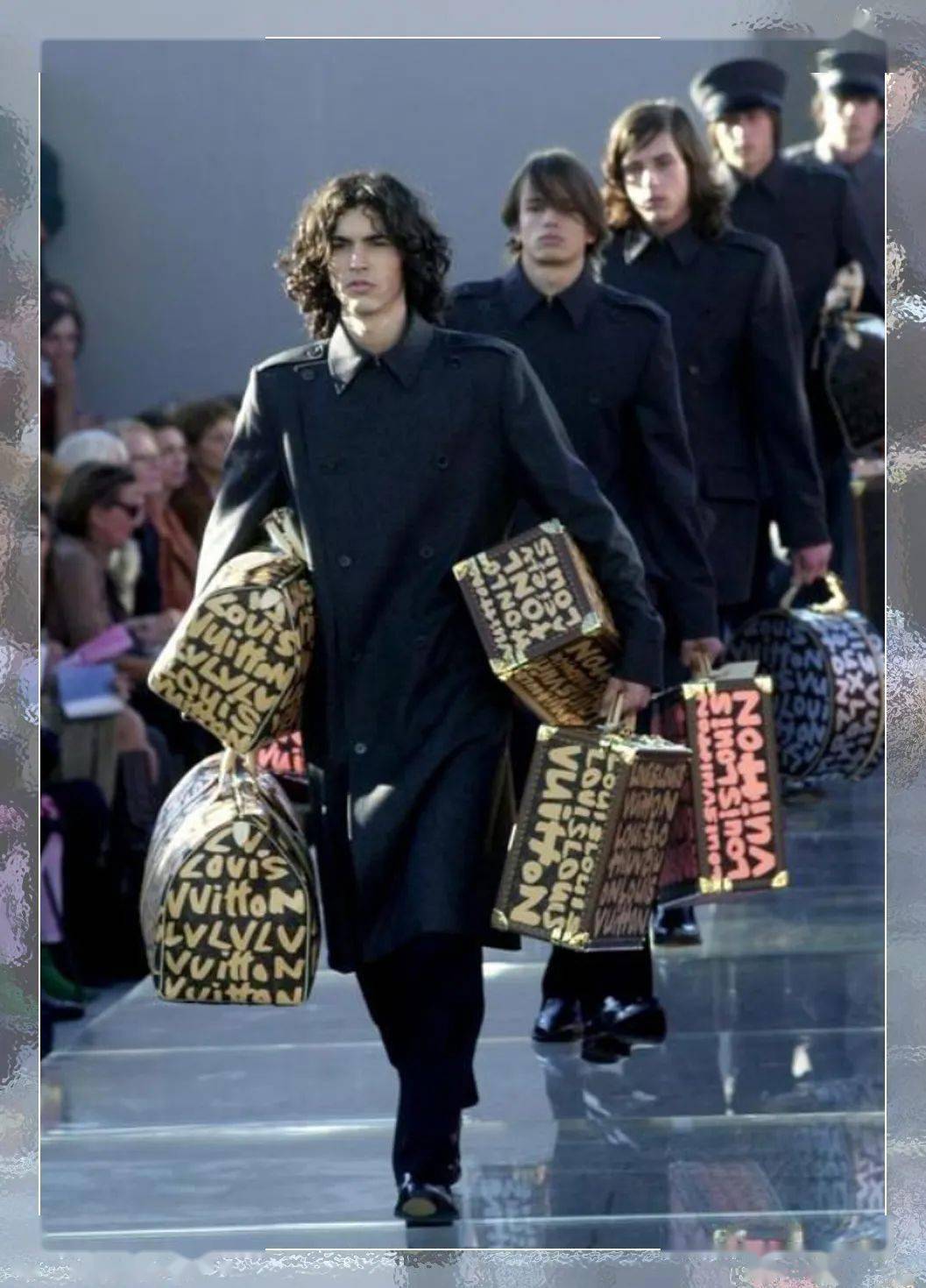 小马哥执掌品牌期间,跟艺术家stephen sprouse的合作系列 ▼在lv历史