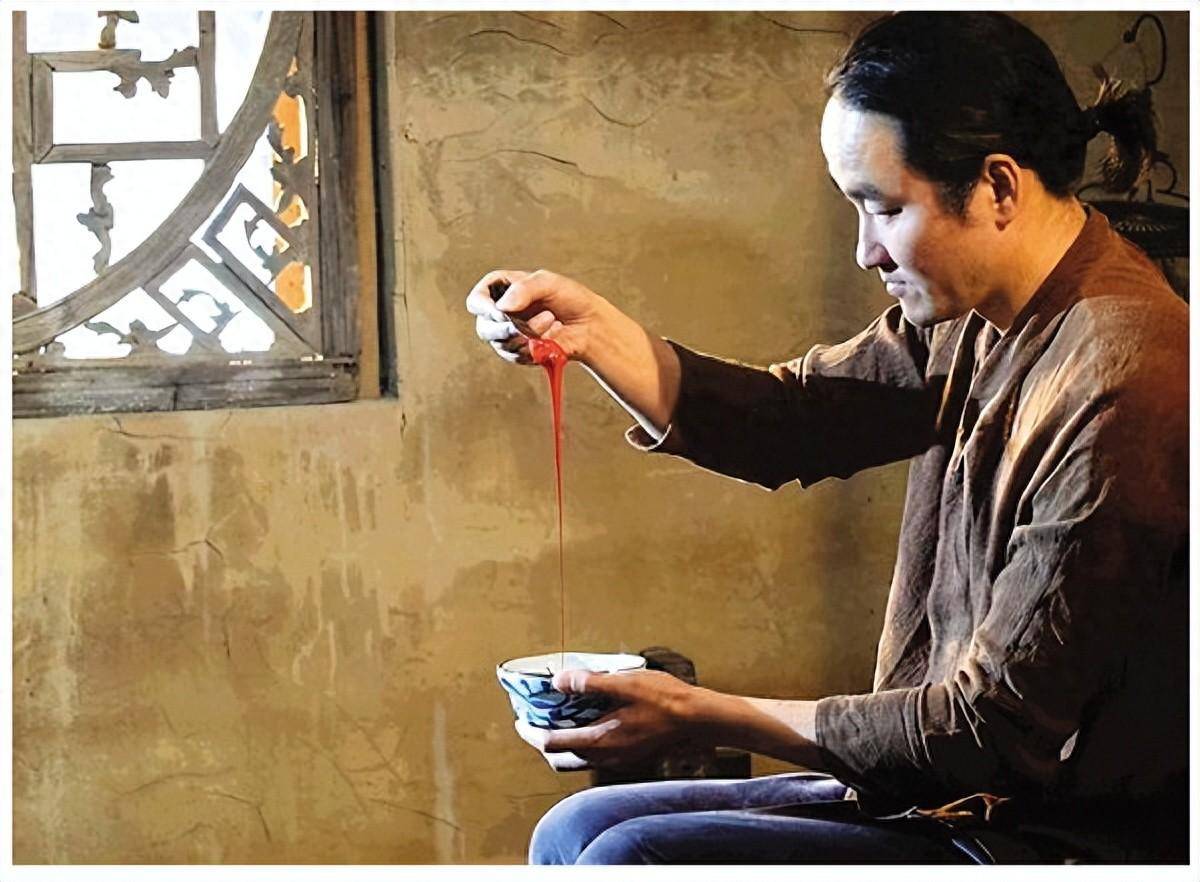 图①:王伯杨正在制漆