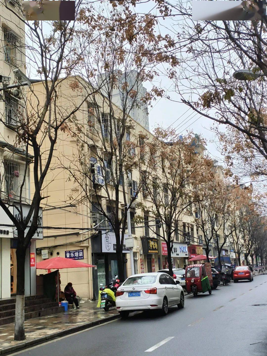 与静谧不再那么拥挤往日繁华的民主街,沃尔玛细雨绵绵中害怕积水沾