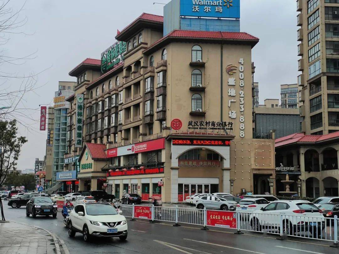 显示出了小城独有的祥和与静谧不再那么拥挤往日繁华的民主街,沃尔玛