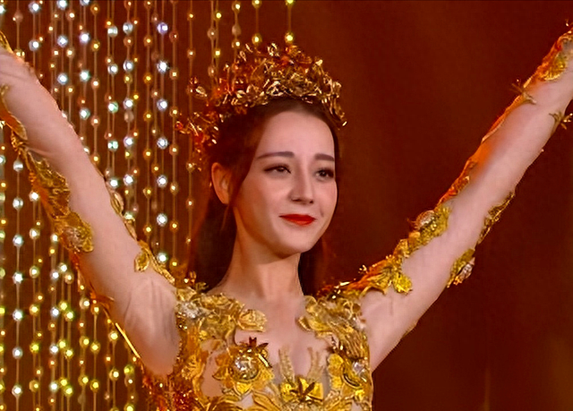 边缘顶流迪丽热巴,获金鹰奖惨遭群嘲,一年狂赚37亿仍没买房_生活_明星