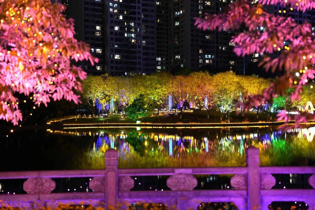 夜晚的昆明瀑布公园,灯光与水舞交织,形成一幅梦幻般的光影画卷.