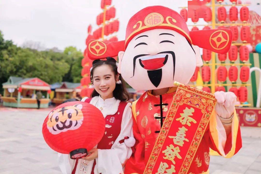 还能赢取隐藏红包和惊喜礼物哦只要完成任务与你拜年陪你玩耍园区内