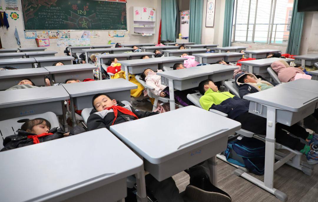 座椅秒变"躺椅" 兴文学校解锁午睡"新姿势"_兴文县_宋一校_调节