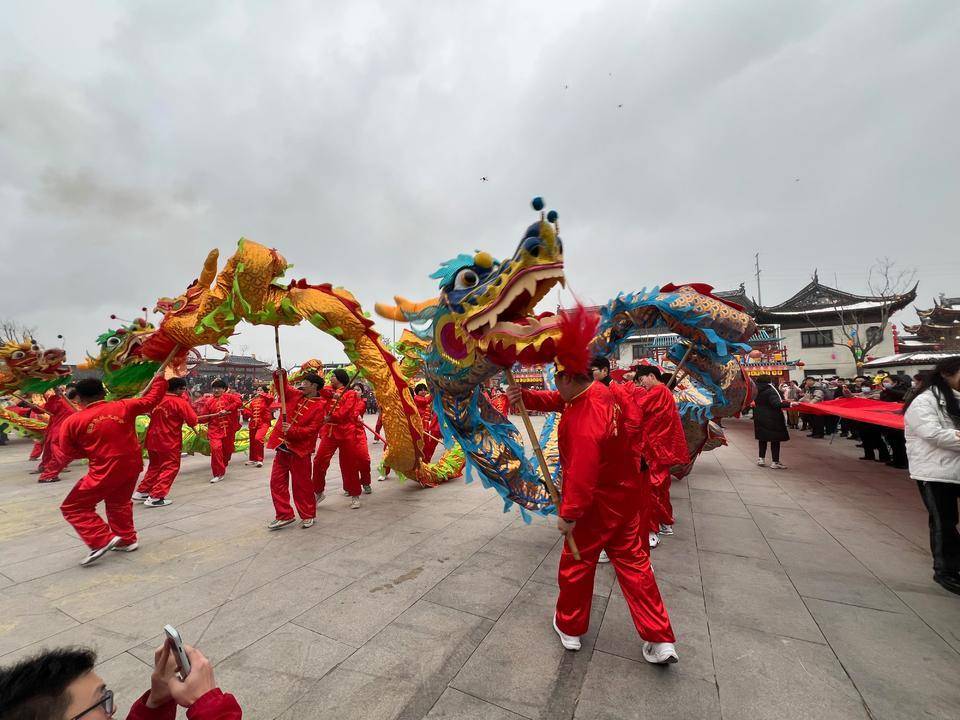 临清龙灯舞出龙年"新节奏"