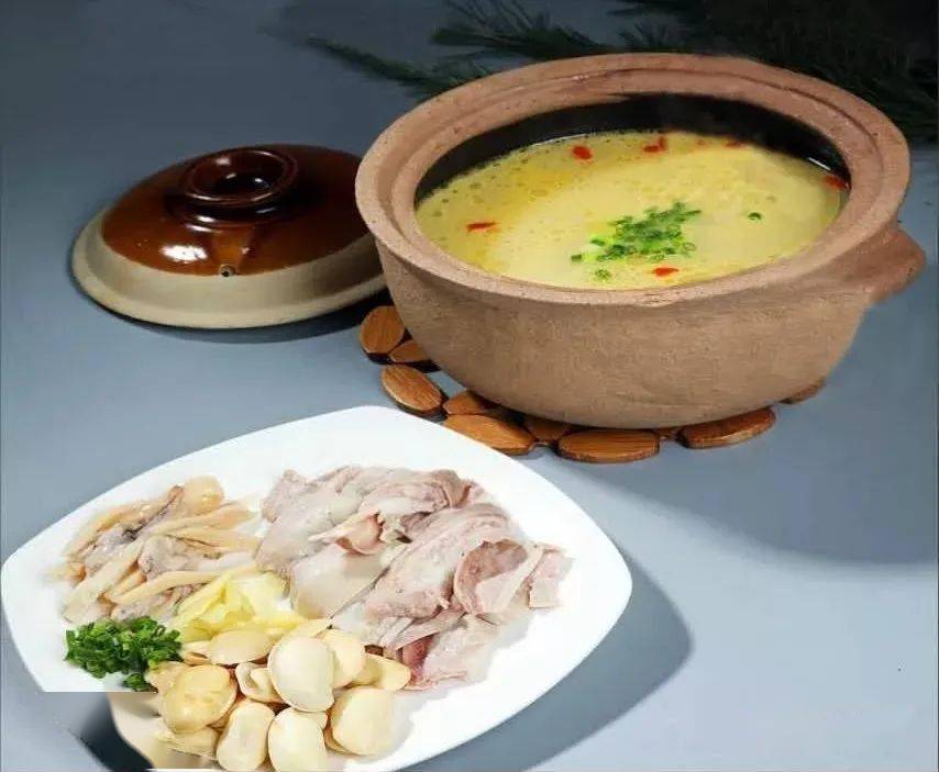 2 |生姜削皮,洗净,切成片;3 |猪肚尖2个,以粗盐揉搓起浆液,再以少许酒