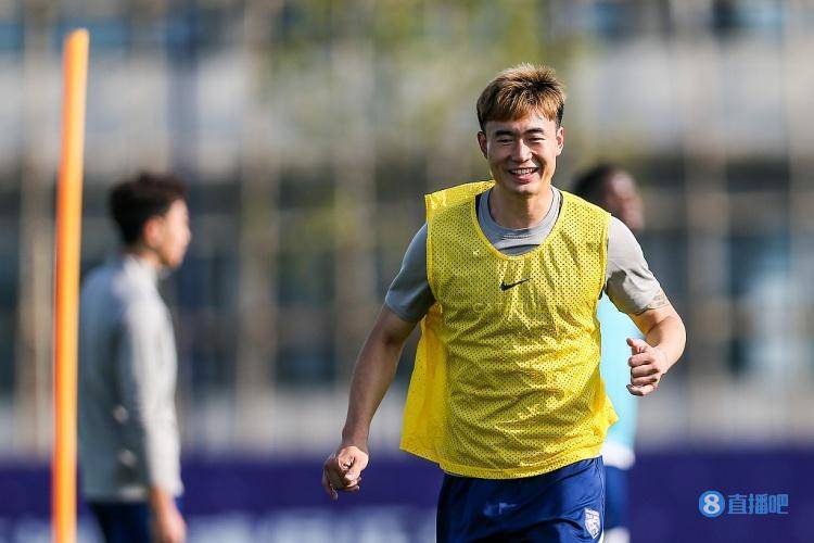 足球报:邓涵文张宇峰都在徐正源引援名单中,但各种原因都没来_杨帅