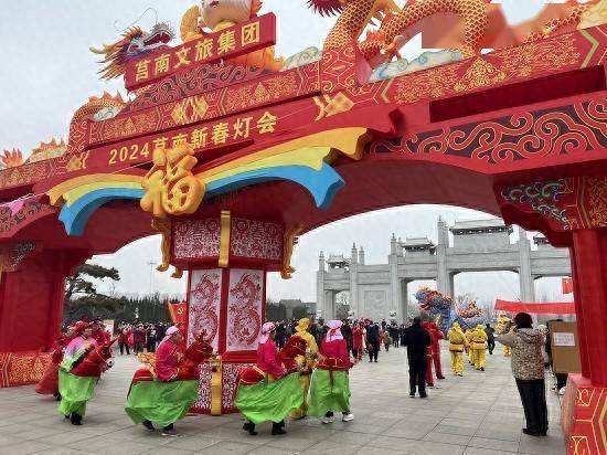 1月18日,莒南县首届新春灯会在卧佛寺公园拉开帷幕.
