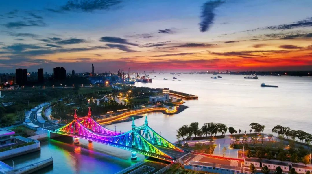 出江阴外滩站,向北便是浩荡长江,向南步行九百余米,君山公园内君山寺