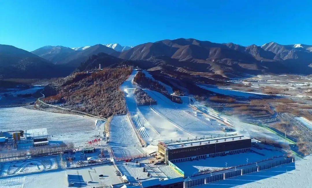 松鸣岩国际滑雪场位于和政县松鸣镇,是临夏州第一座国际滑雪场,是集