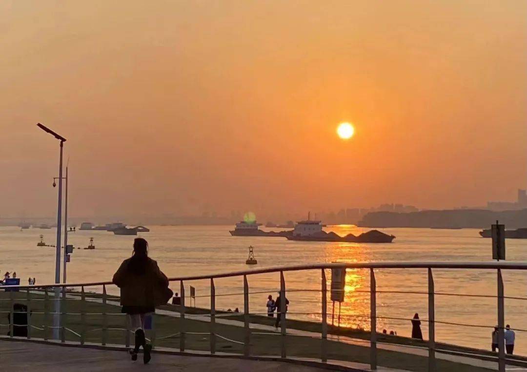 琥珀色黄昏像糖在很美的远方_天空_余晖_大地