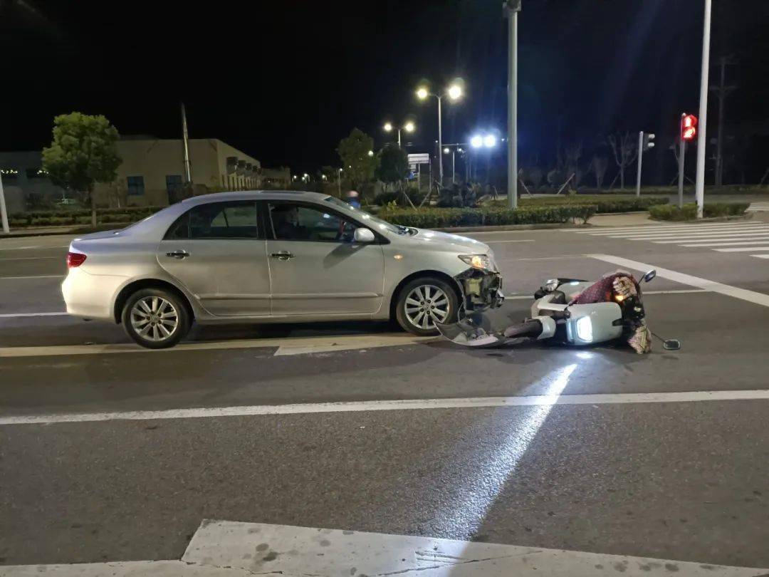 象山一辆电动车走机动车道被撞受伤…_自行车_东陈乡_碰撞