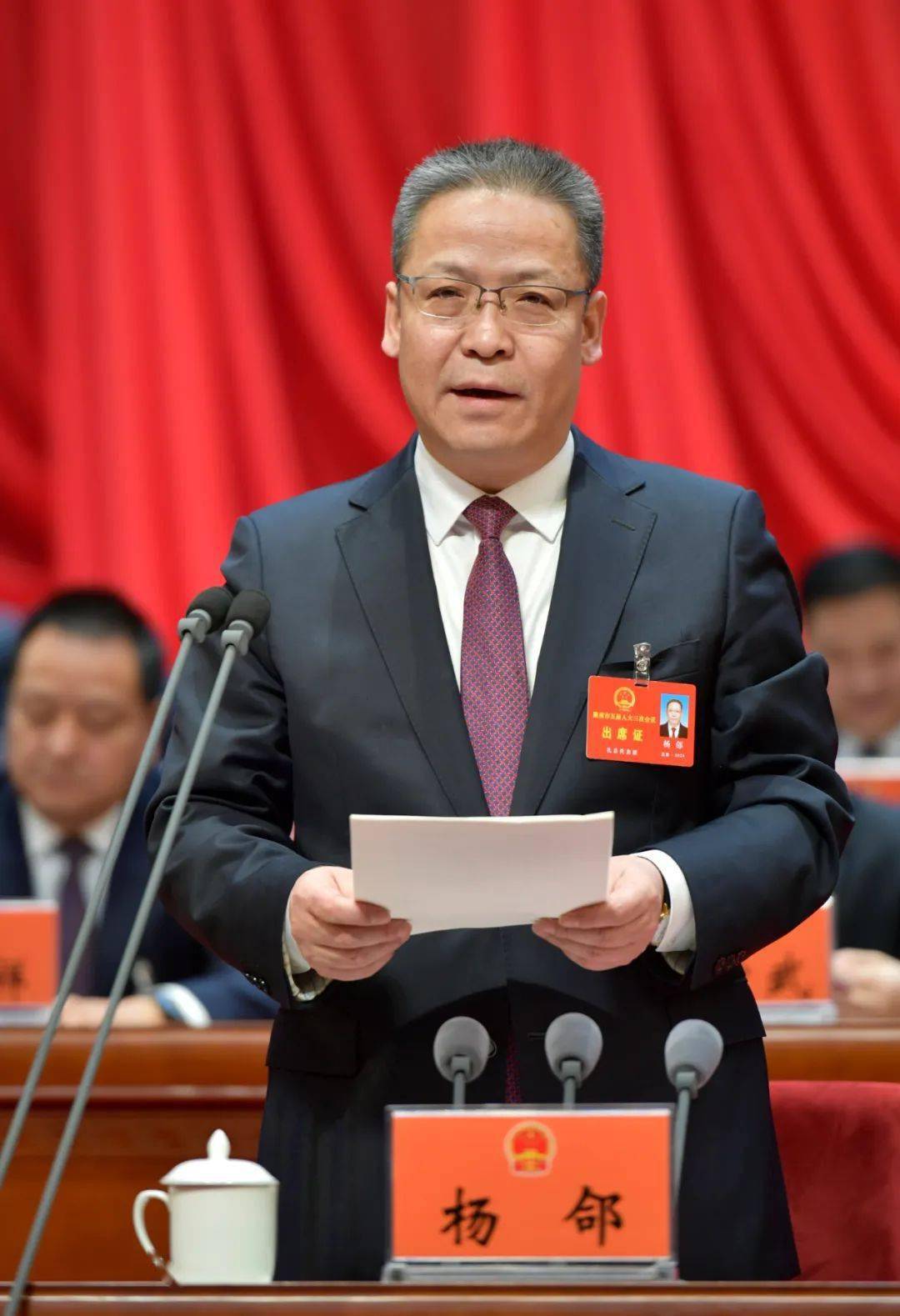 杨郃表示,市委书记张柯兵在讲话中高度概括总结了过去一年全市经济