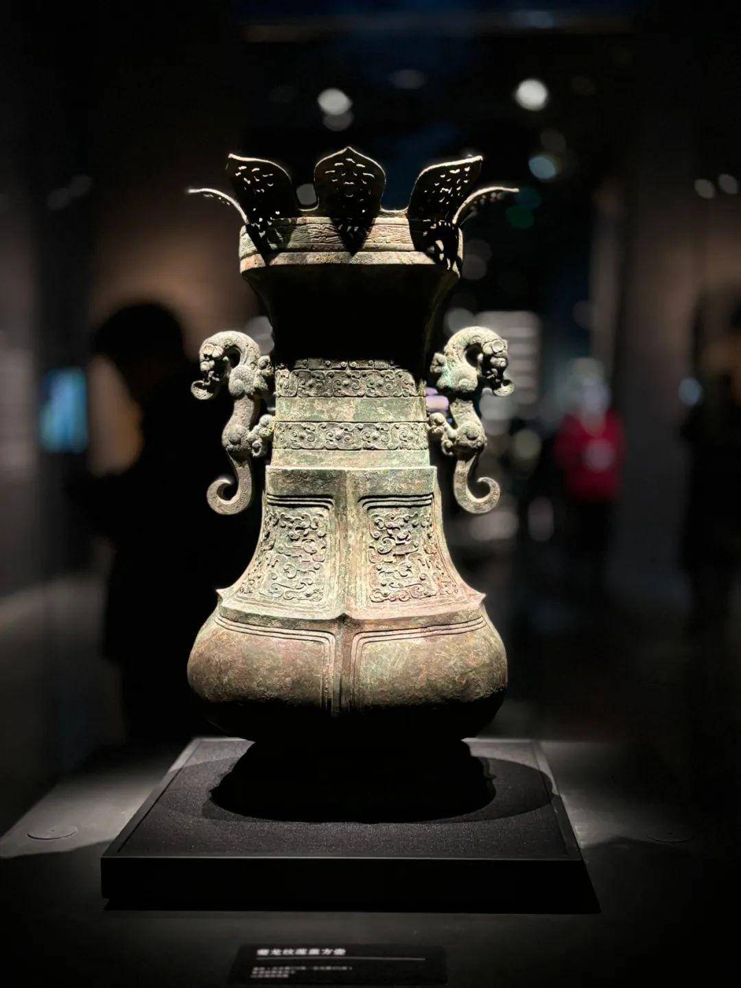 山西博物院馆藏文物夔龙纹莲盖方壶▲春秋赵卿鸟尊完整的编钟和编磬