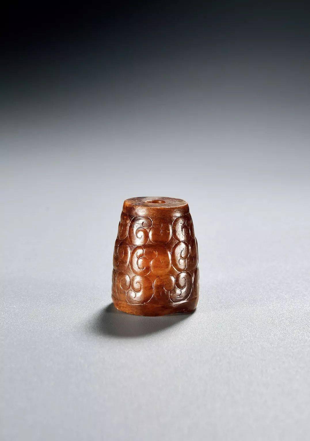 9cm成交价rmb:224000元182明 黄玉人龙纹玉璜成交价rmb:504000元183明