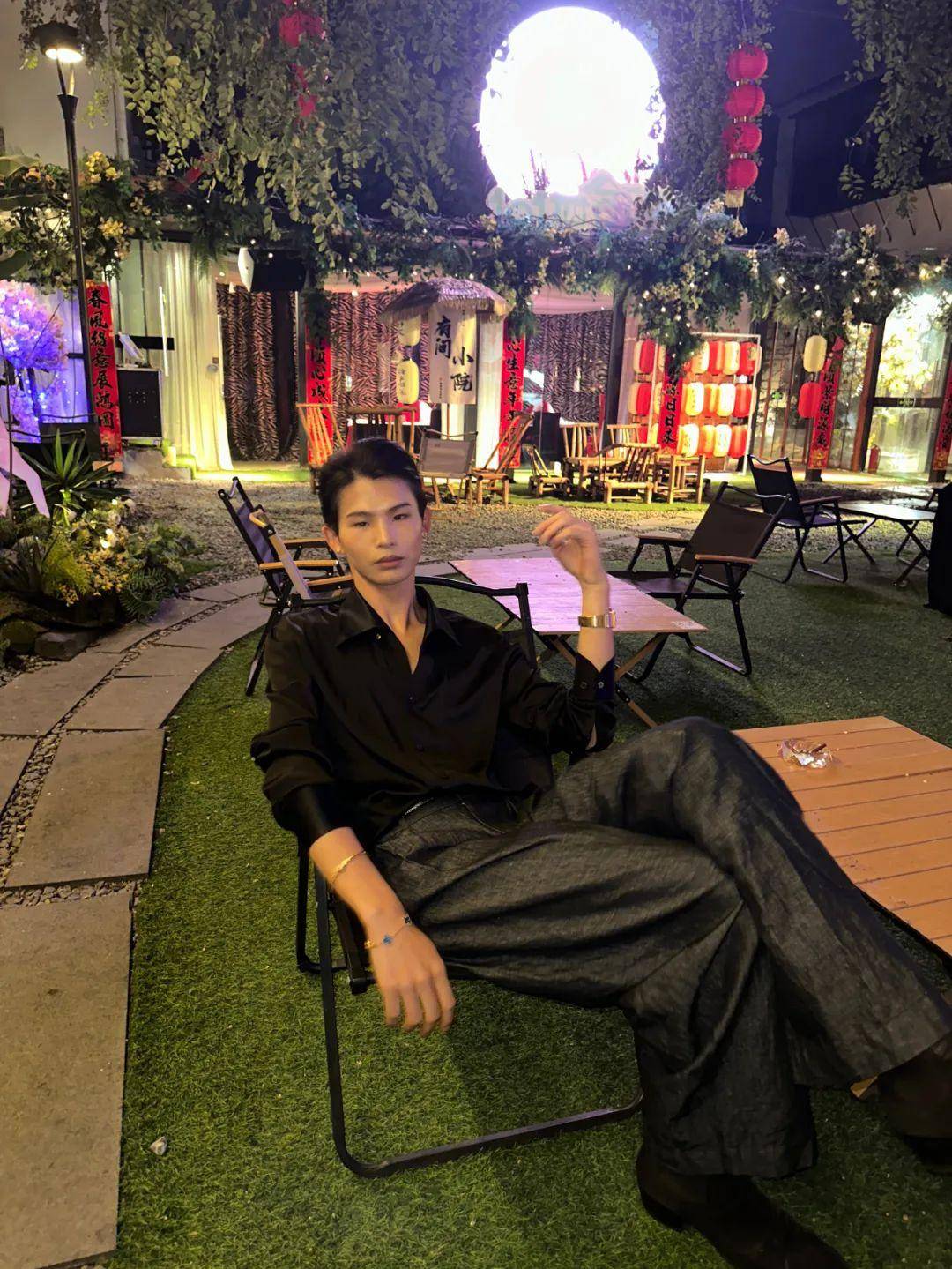 据媒体报道,陆仙人本名陆开港,南宁横县人.他从小就有当模特的梦想.