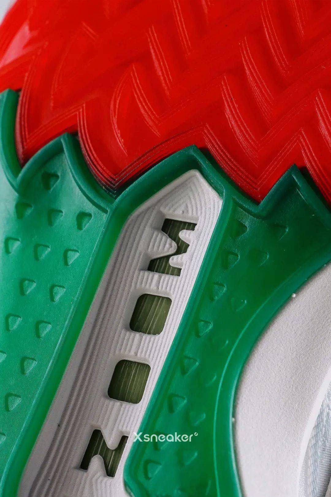 中底配置应该还是全掌上层 zoom strobel 气垫   下层 cushlon 3.