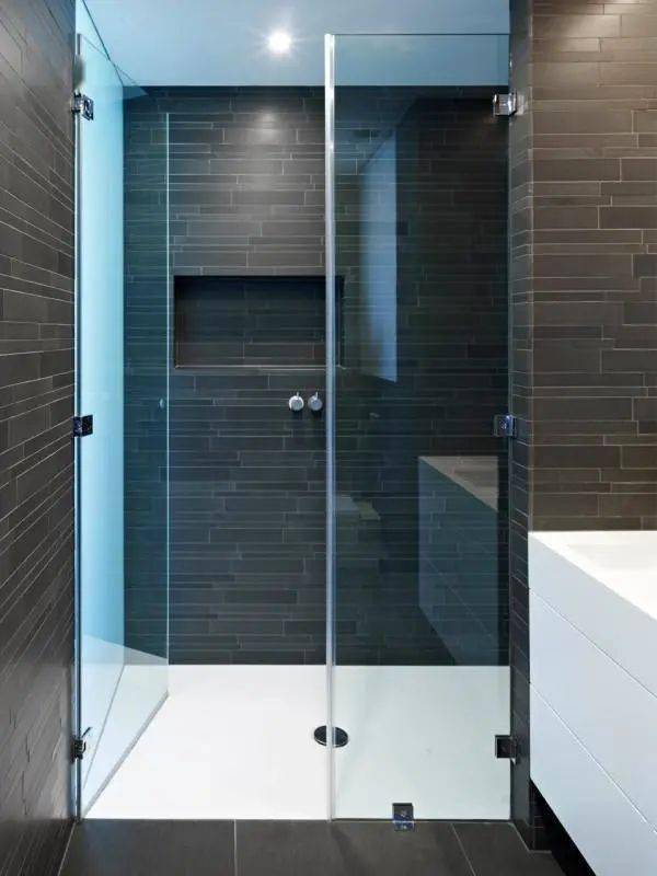 200平的复式就是好,打通楼板装玻璃透光性真好,这逼格太高了!