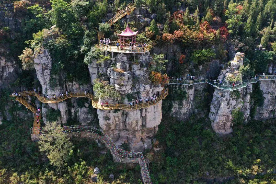 03抱犊崮景区熊耳山景区04线路特色线路特色:在月亮湾旅游区白天品