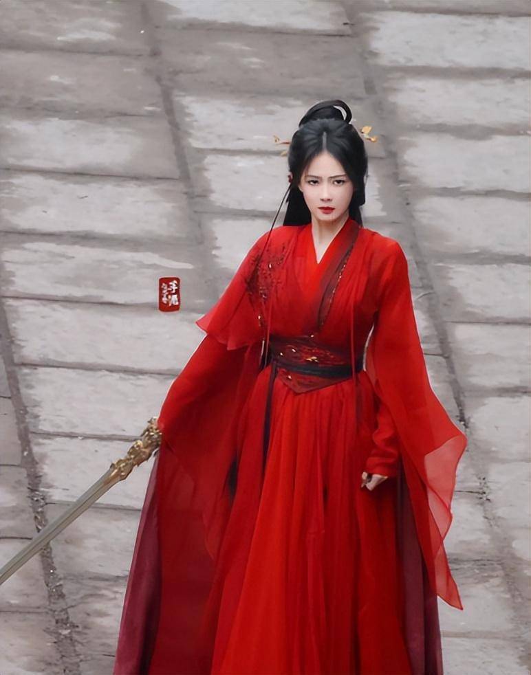 红衣古装出镜, 白鹿手持宝剑,化身冷酷女侠!_白月_白烁_作为一个