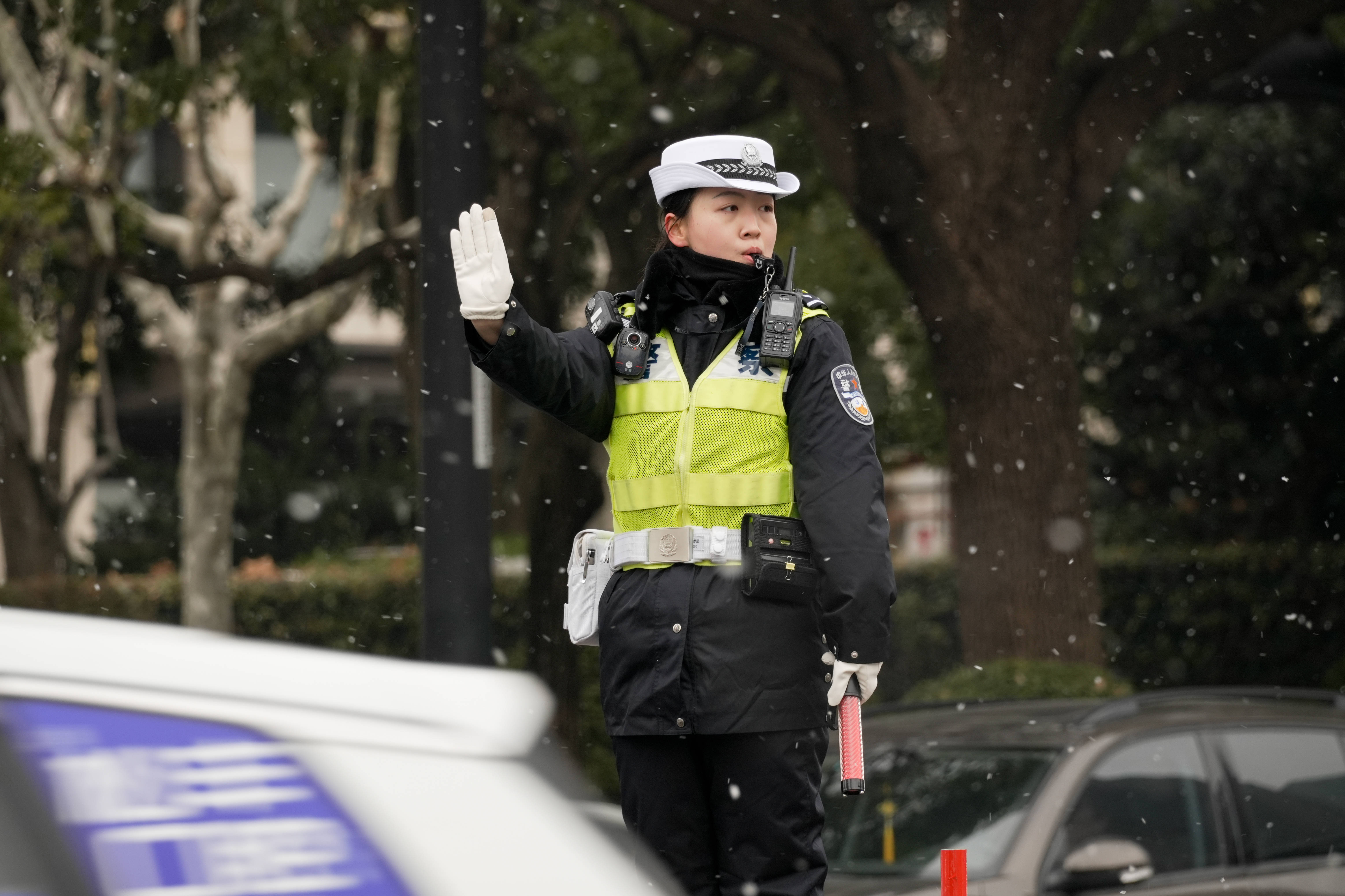 上海公安民警寒风中坚守岗位