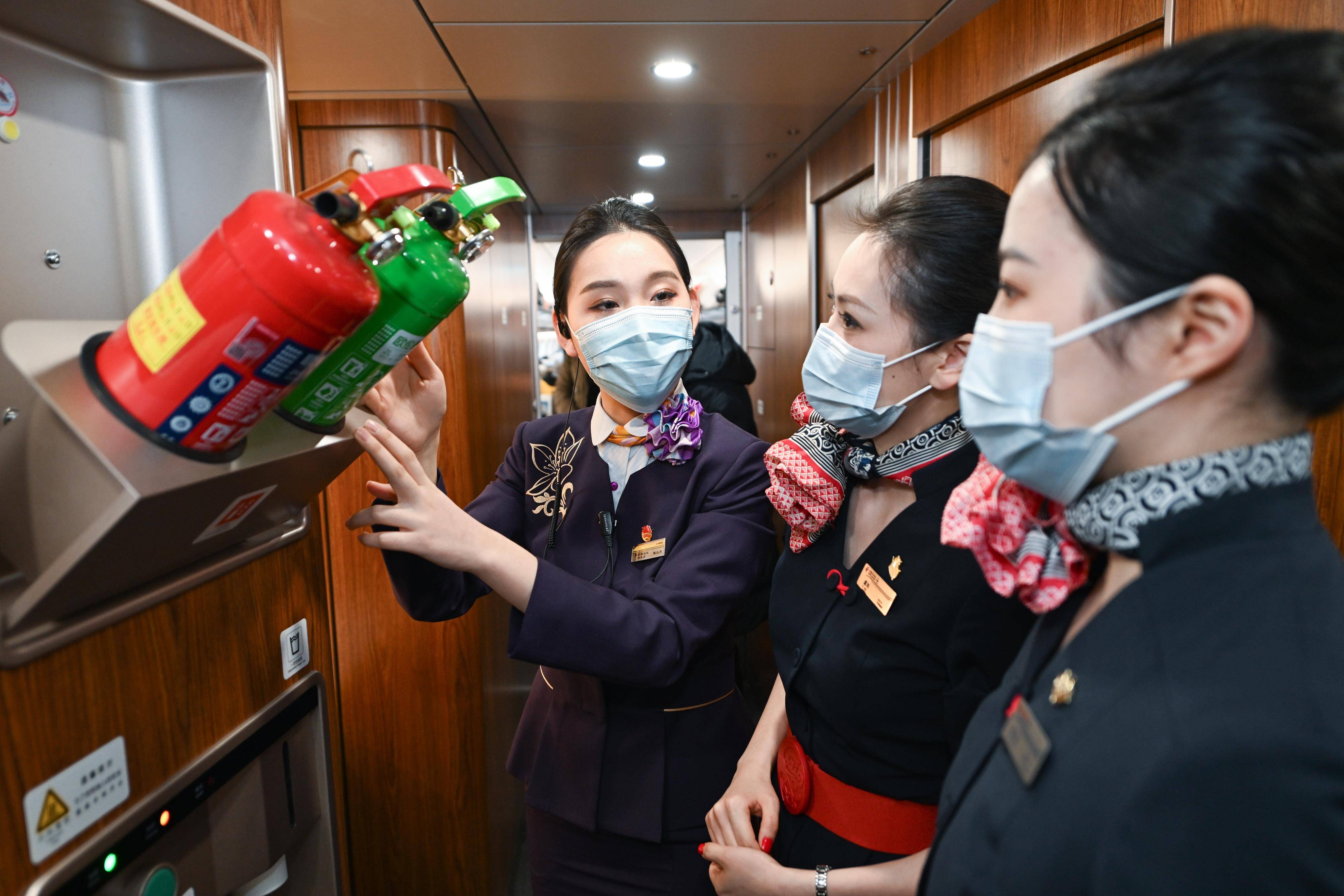 飞机,高铁乘务员切磋技艺迎春运_新华社_服务_南京