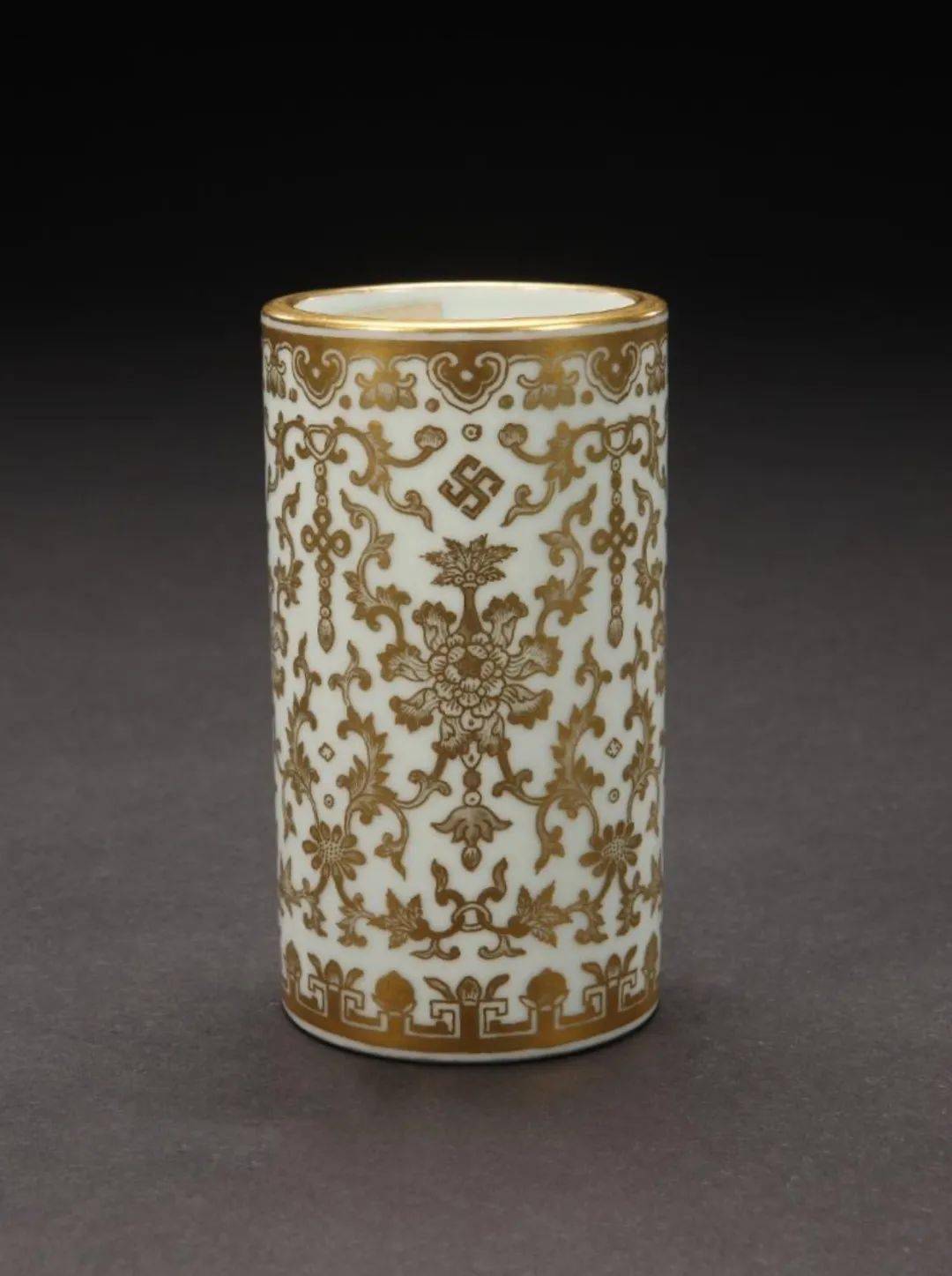 带残笔筒150万成交,看来以后连残器也买不起了?_乾隆_青花_人物