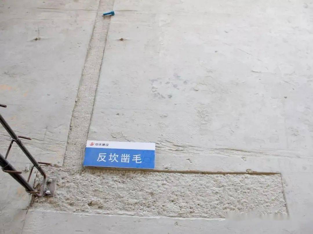 轻轻接触混凝土面并移动凿毛机进行凿毛操作,深度需要剔出结构石子面