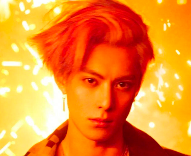 第一是他在搭配的时候,堆砌了太多的头发在头顶上,这种深红色带点金