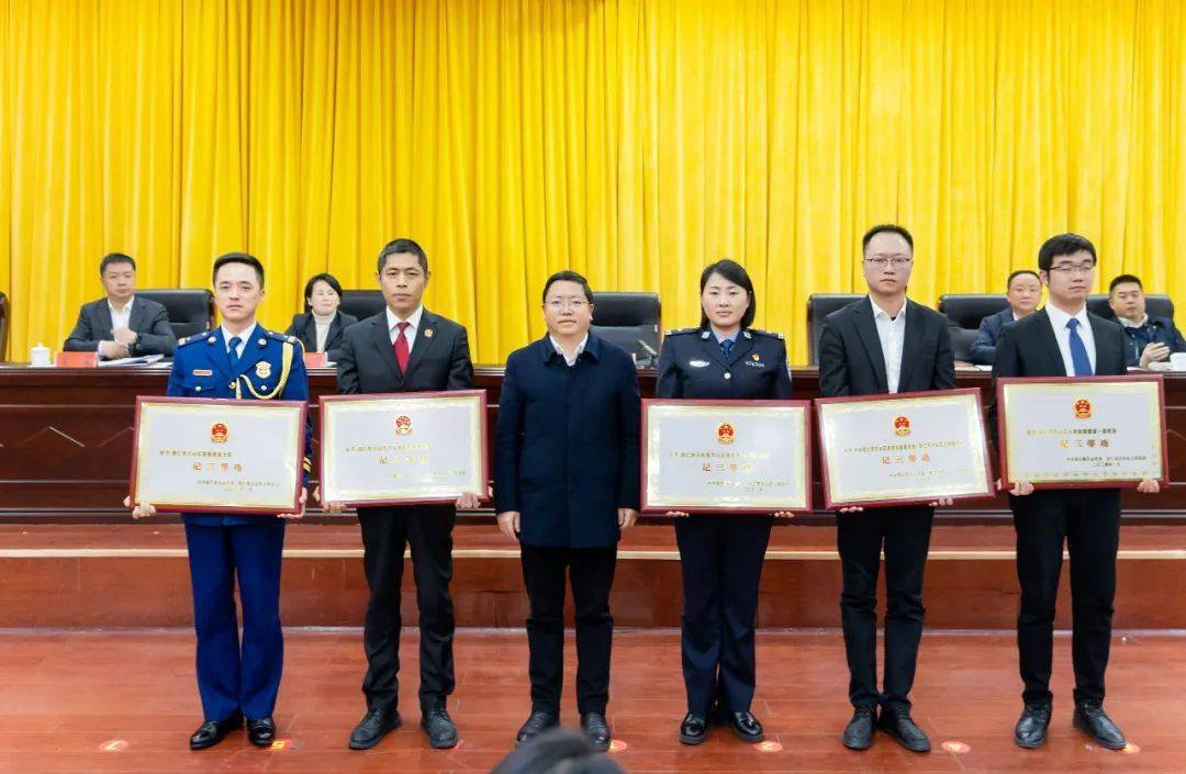 万山区举行优秀人才表彰大会暨立功授奖仪式_工作领导小组_发展