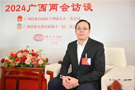 图为广西人大代表,巴马瑶族自治县县长余浩学接受中新网采访.