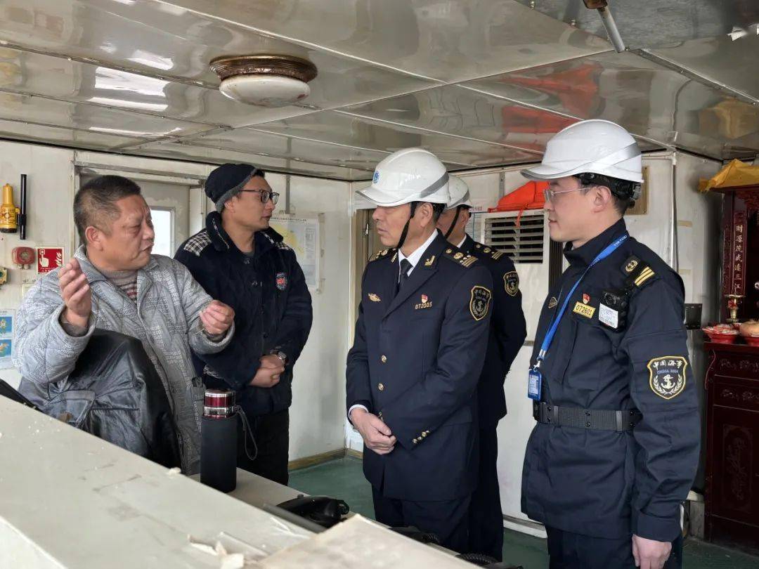 在定海,检查组对鸭蛋山至白峰客运航线,野鸭山锚地等重点水域进行巡航